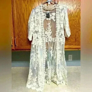 Boutique NWT m/L cream lace cover